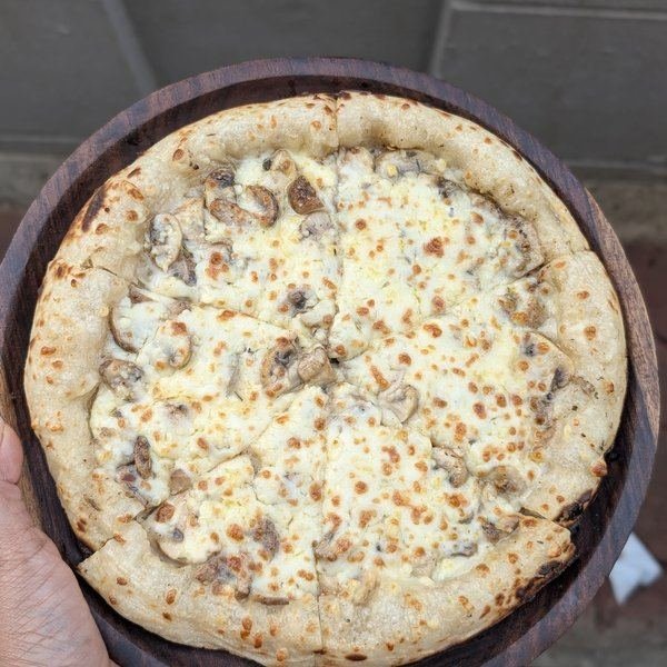 48-hour sourdough pizza at Paistry